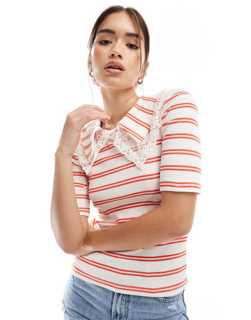 Pieces - Geripptes, kurzärmliges Oberteil in Weiß mit roten Streifen mit Häkel-Kragenbesatz-Bunt von Pieces