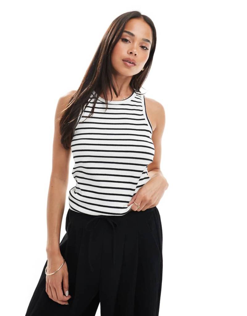 Pieces - Geripptes Oberteil in Weiß und Schwarz gestreift mit Ringerrücken von Pieces