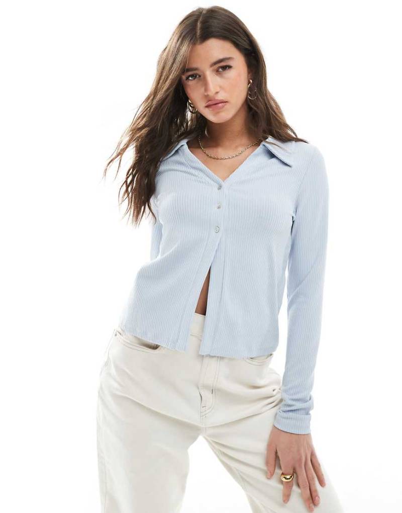 Pieces - Geripptes Polo-Oberteil in Kentucky-Blau mit Knopfleiste von Pieces