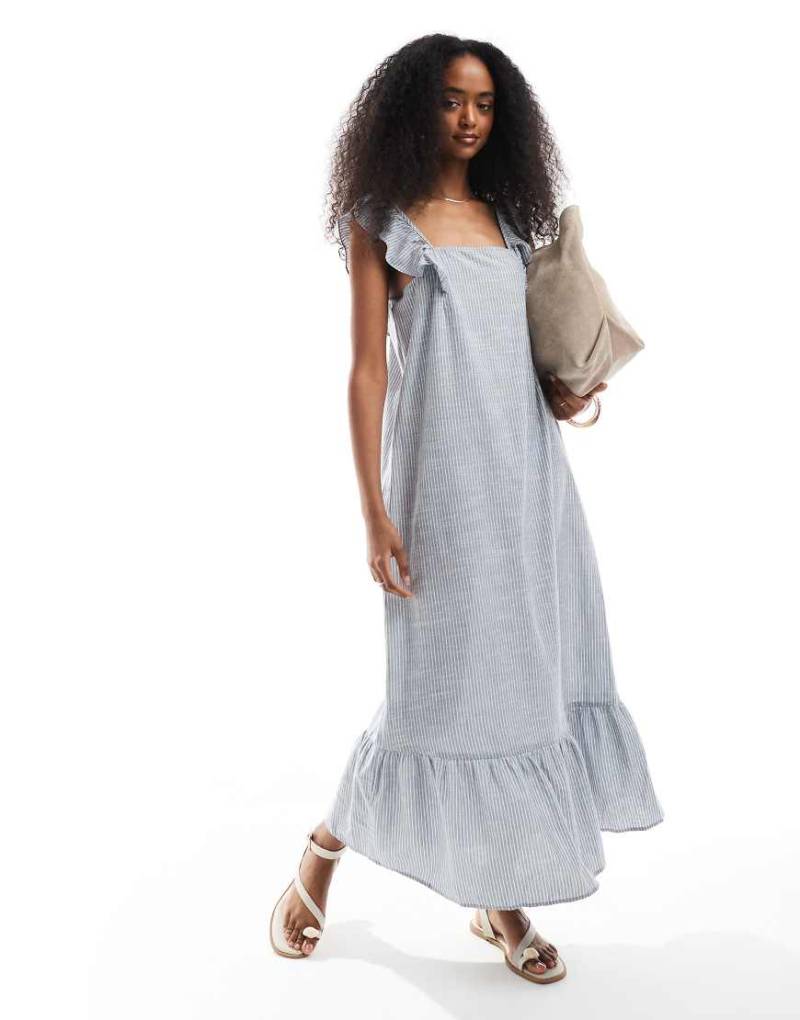 Pieces - Gestuftes Camisole-Maxikleid in Blau gestreift mit Streifen und Rüschenträgern von Pieces