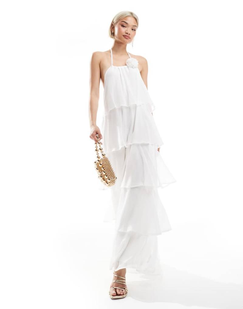 Pieces - Gestuftes Maxikleid in Weiß mit Ansteckblume und Rüschen von Pieces