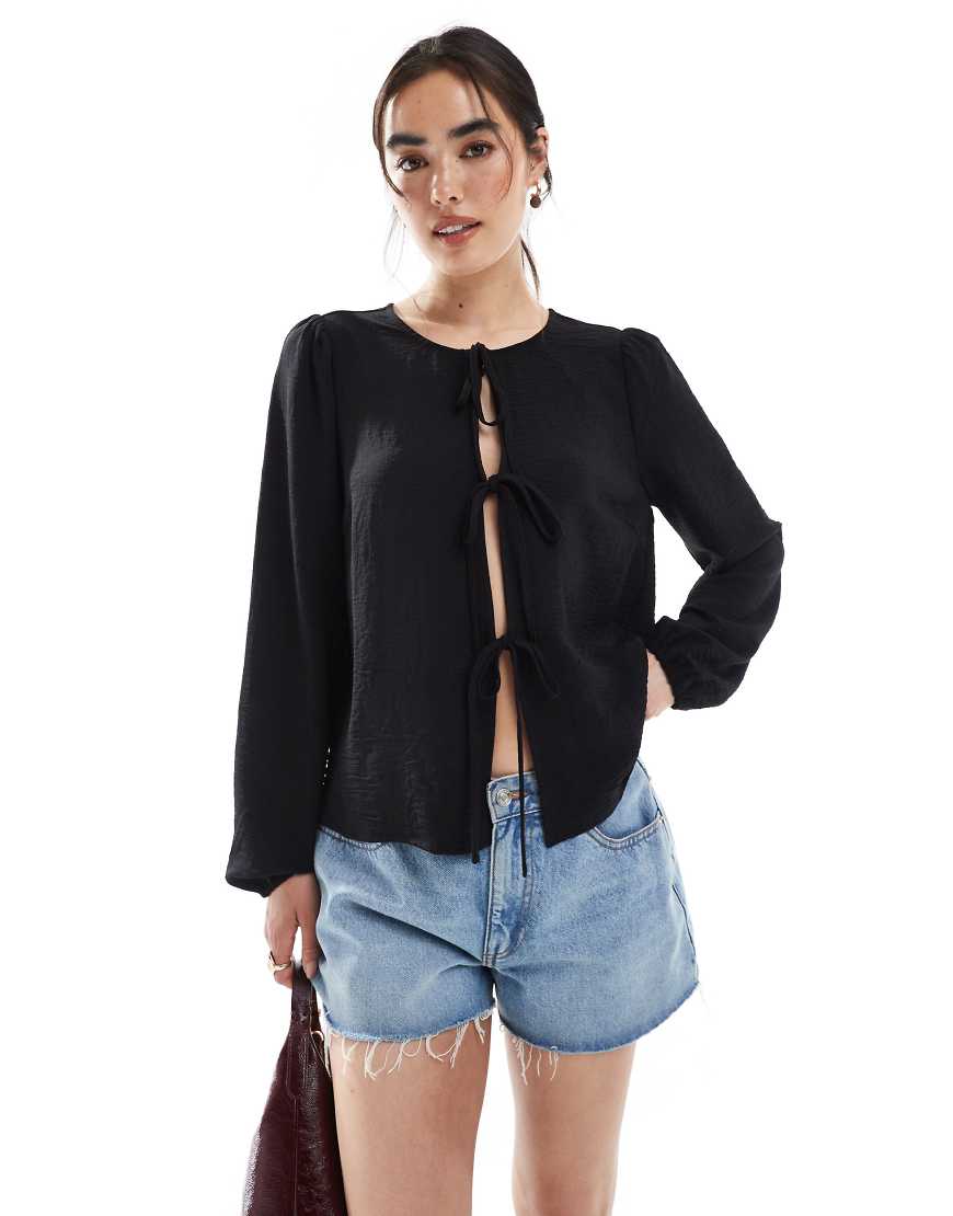 Pieces - Gewebte Bluse in Schwarz mit gebundener Vorderseite Pieces - Gewebte Bluse in Schwarz mit gebundener Vorderseite von Pieces