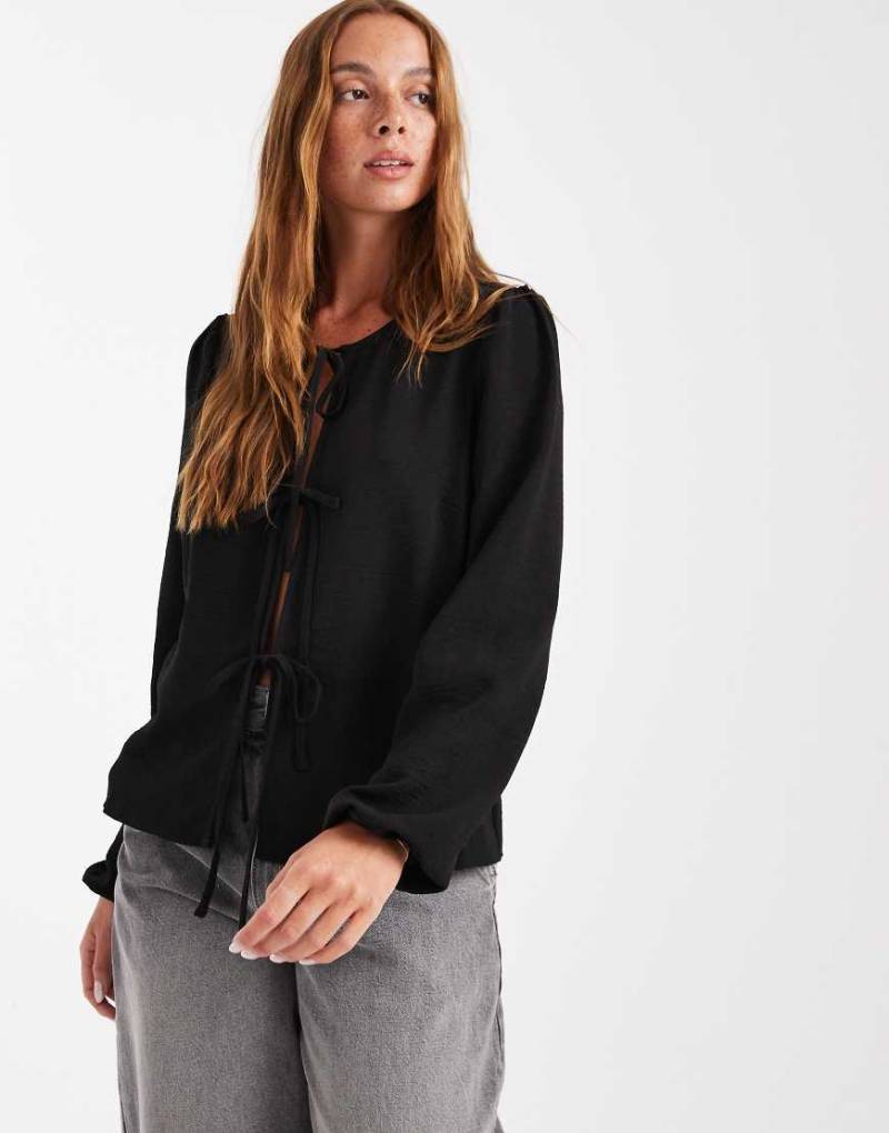 Pieces - Gewebte Bluse in Schwarz mit gebundener Vorderseite von Pieces