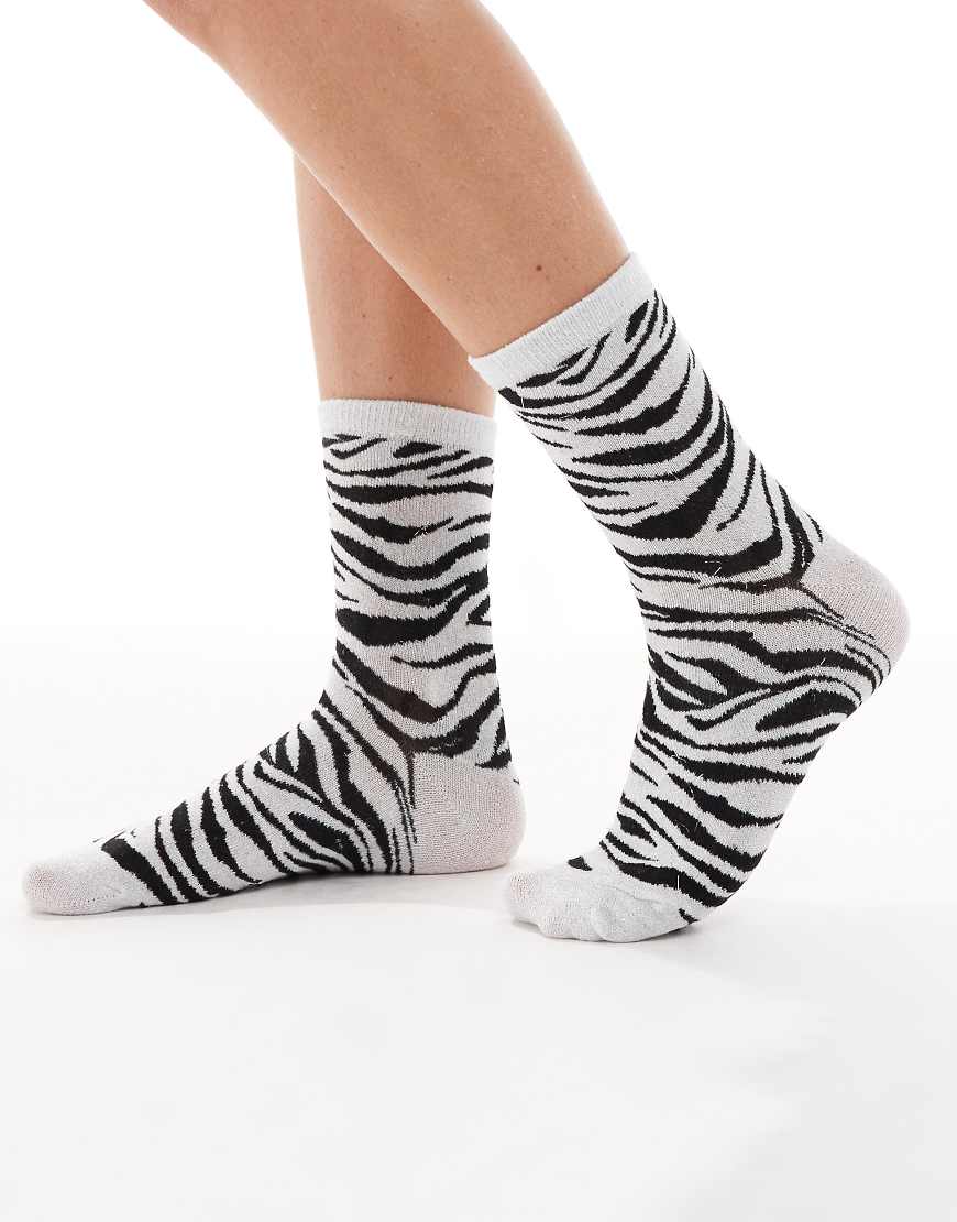 Pieces - Glitzernde Socken mit Zebramuster in Schwarz und Weiß von Pieces
