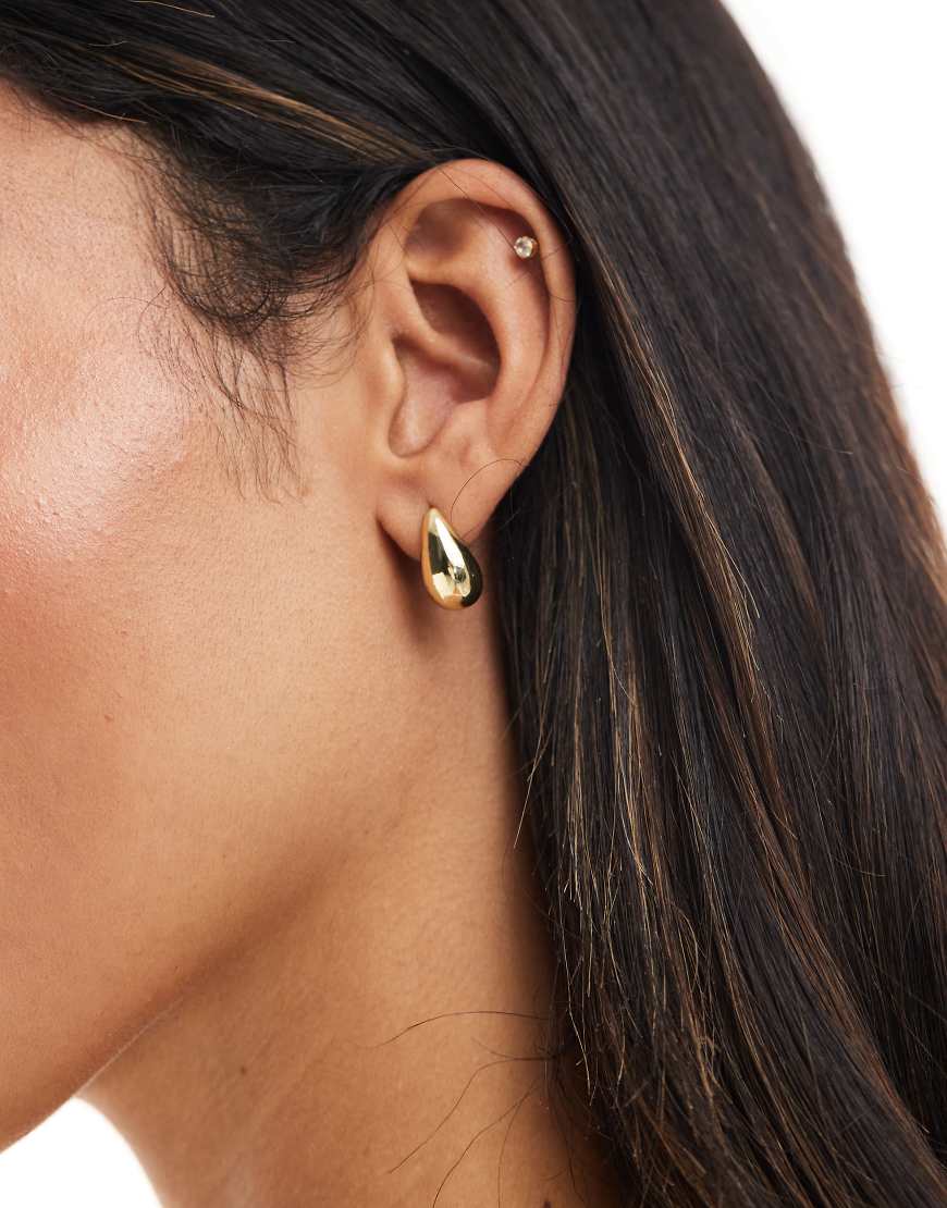 Pieces - Goldfarbene Mini-Ohrringe im Tropfendesign Pieces - Goldfarbene Mini-Ohrringe im Tropfendesign von Pieces