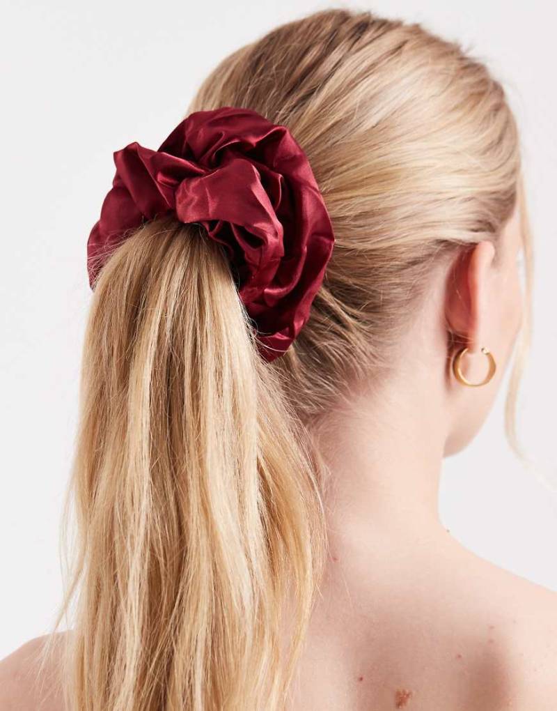Pieces - Großer Scrunchie aus Satin in Burgunderrot von Pieces