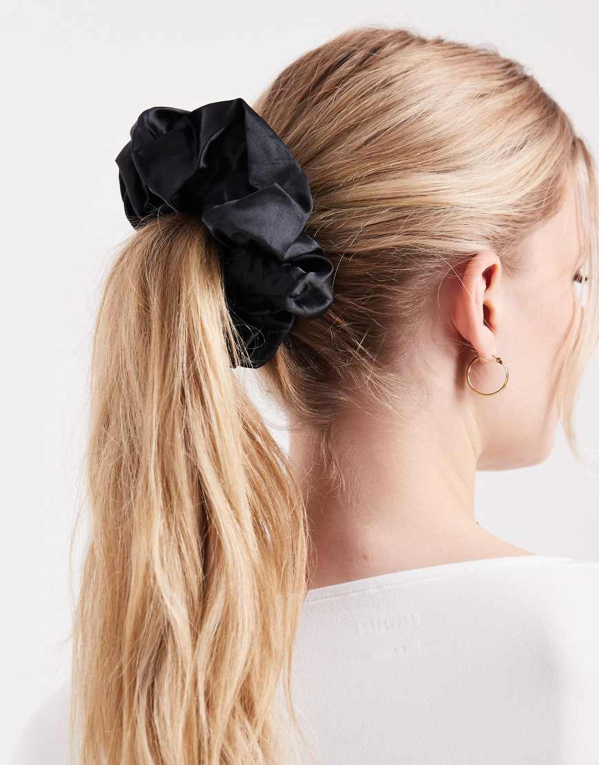 Pieces - Großer Scrunchie aus Satin in Schwarz von Pieces