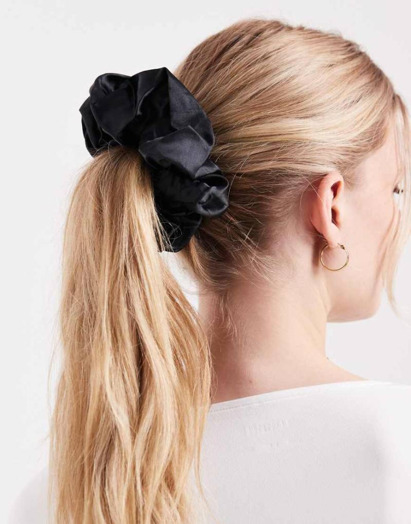 Pieces - Großer Scrunchie aus Satin in Schwarz von Pieces