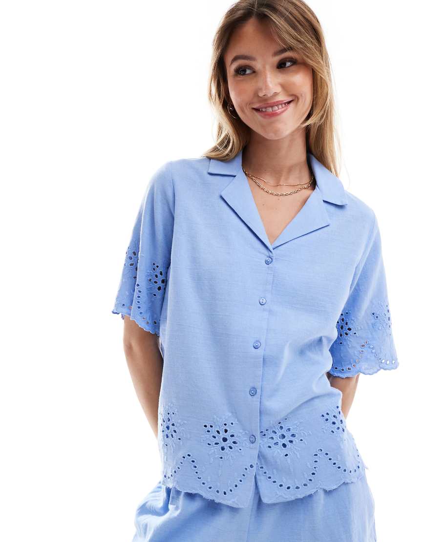 Pieces - Hemdbluse in Hortensienblau mit Lochstickerei, Kombiteil Pieces - Hemdbluse in Hortensienblau mit Lochstickerei, Kombiteil von Pieces