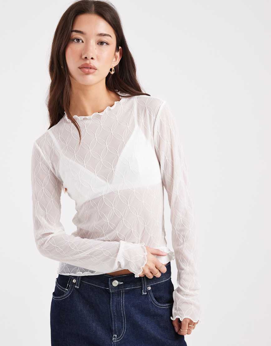 Pieces - Hochgeschlossenes, langärmliges Oberteil in Weiß mit Strukturmuster von Pieces