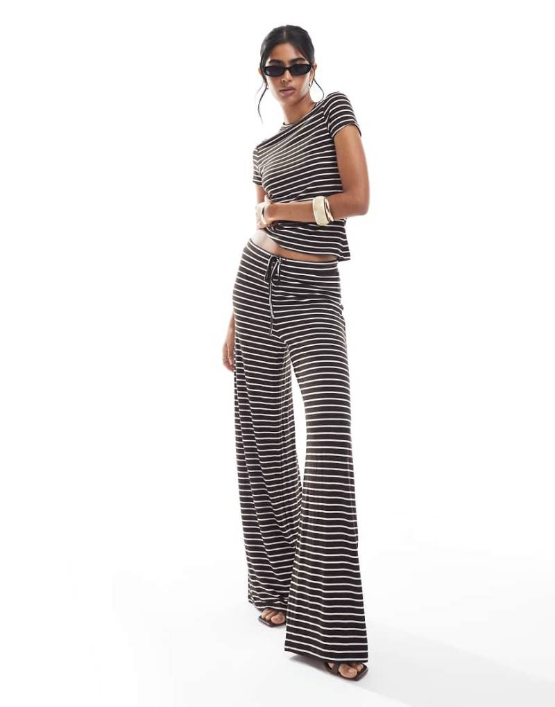 Pieces - Hose aus Jersey in schokobraun und rosa gestreift mit weitem Bein, Kombiteil von Pieces
