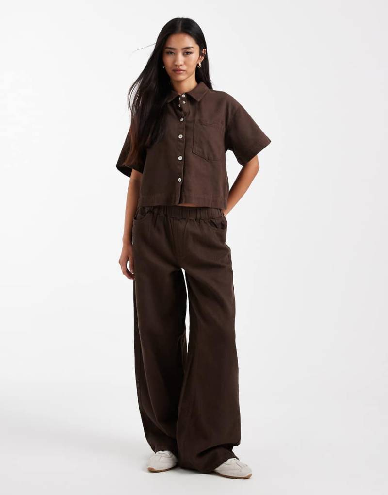 Pieces - Hose aus strukturiertem Twill in Hot Fudge Braun mit weitem Bein, Kombiteil-Brown von Pieces