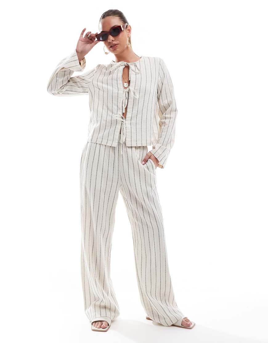 Pieces - Hose in Birke-Cremeweiß und Blau gestreift mit Leinenanteil, hoher Taille und weitem Beinschnitt, Kombiteil Pieces - Hose in Birke-Cremeweiß und Blau gestreift mit Leinenanteil, hoher Taille und weitem Beinschnitt, Kombiteil von Pieces