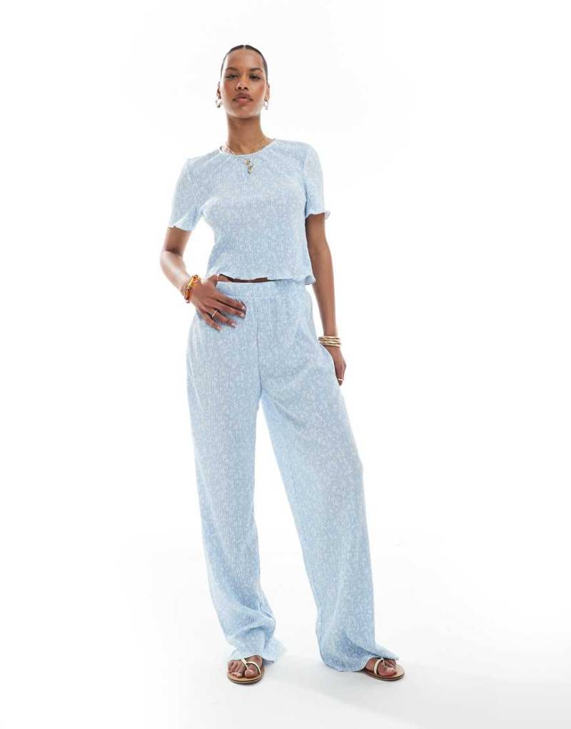 Pieces - Hose in Blau mit weitem Bein, engen Plissee-Falten und Blümchenmuster, Kombiteil von Pieces