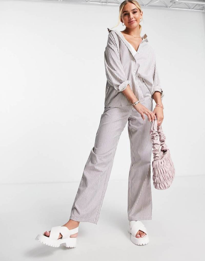 Pieces - Hose in Lila gestreift mit weitem Bein-Weiß von Pieces