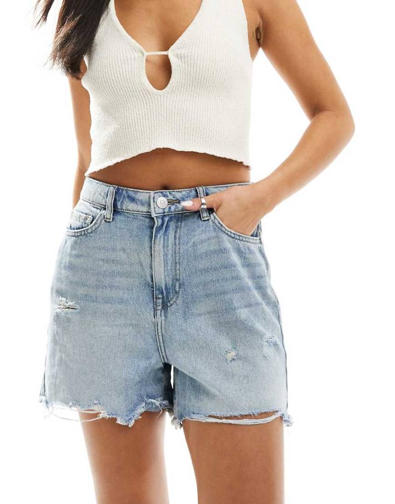 Pieces - Jeans-Shorts in Hellblau mit ausgefranstem Saum von Pieces