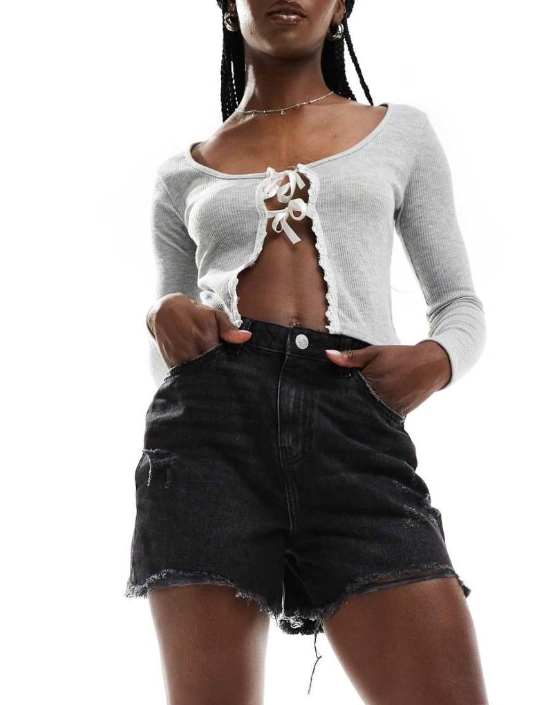 Pieces - Jeansshorts in verwaschenem Schwarz mit ausgefranstem Saum von Pieces