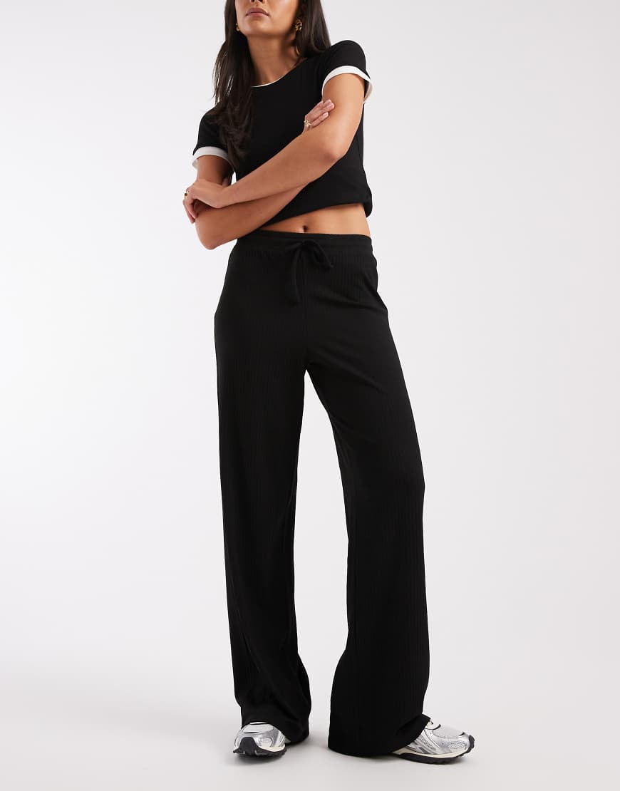 Pieces - Jersey-Hose in Schwarz mit mittelhohem Bund und weitem Bein von Pieces