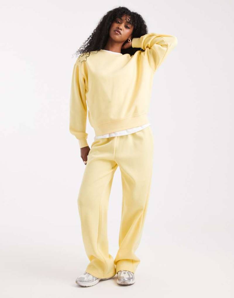Pieces - Jogginghose in Blassgelb mit weitem Bein, Kombiteil von Pieces