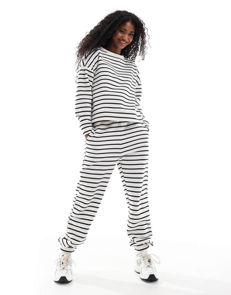 Pieces - Jogginghose in Schwarz und Weiß gestreift mit hohem Bund, Kombiteil von Pieces