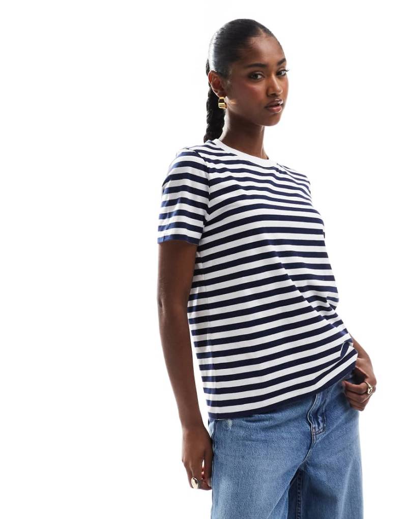 Pieces - Kastiges, gestreiftes T-Shirt in Blau und Weiß von Pieces