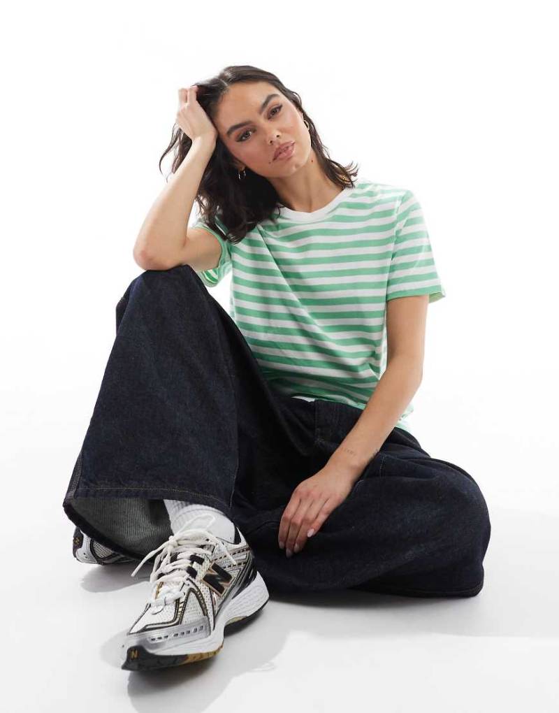 Pieces - Kastiges T-Shirt in Grün und Weiß gestreift von Pieces