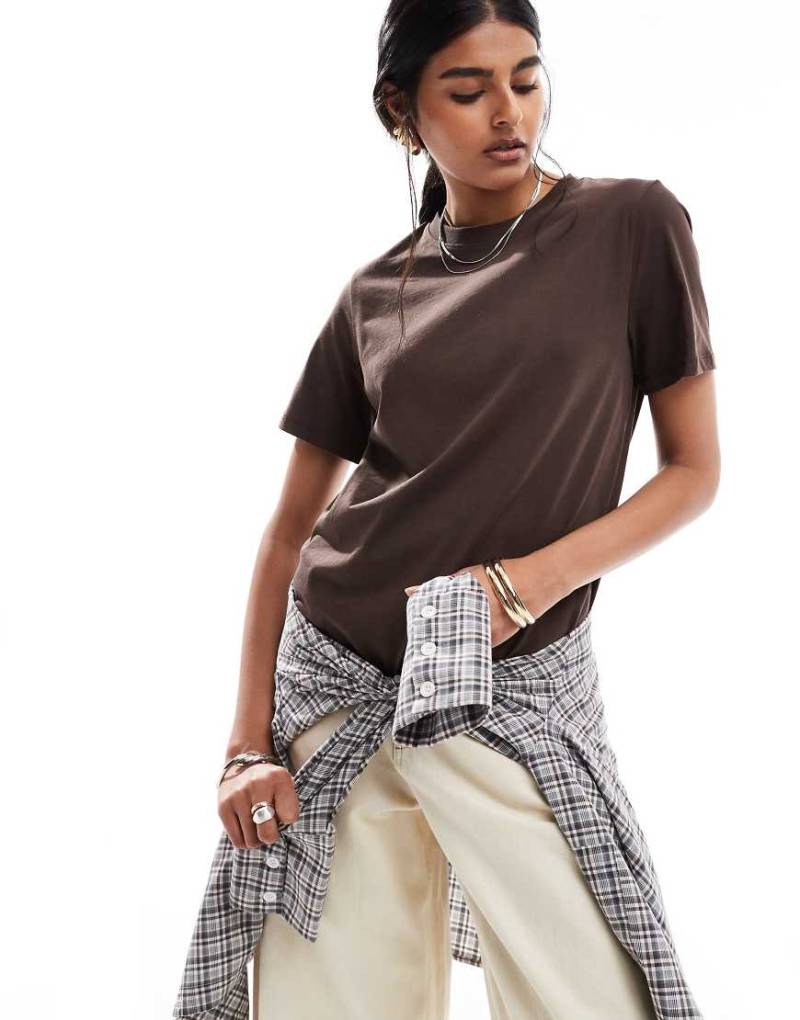 Pieces - Kastiges T-Shirt in Schokoladenbraun von Pieces