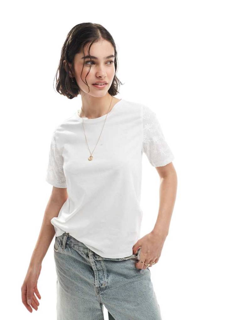 Pieces - Kastiges T-Shirt in Weiß mit Lochstickerei an den Ärmeln von Pieces