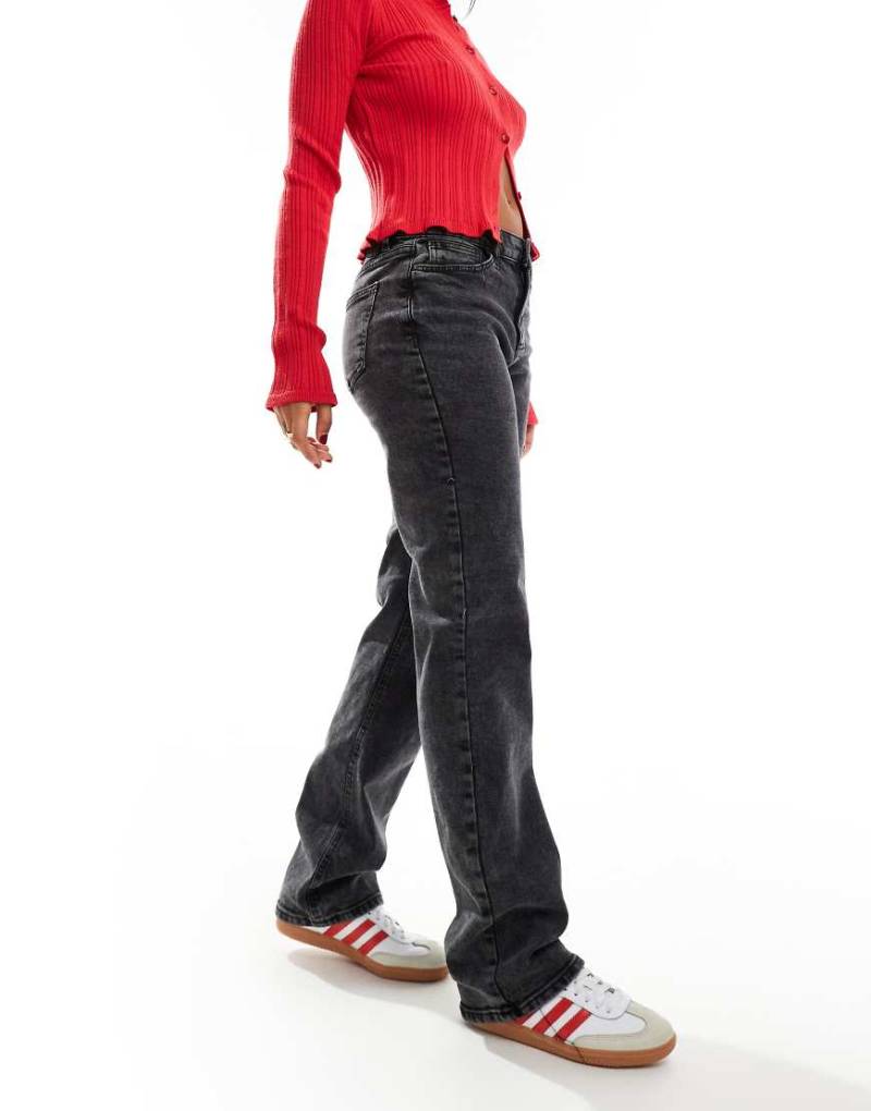 Pieces - Kelly - Gerade geschnittene Jeans in dunkelgrauer Waschung mit mittelhohem Bund von Pieces