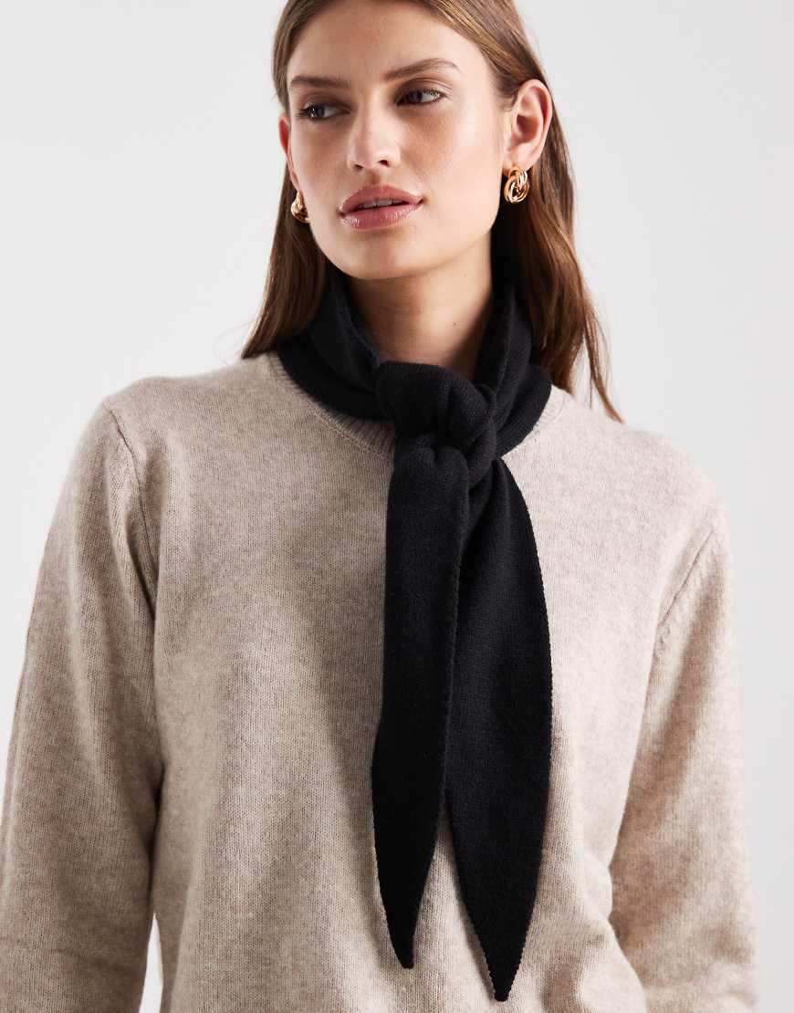 Pieces - Kleiner Dreiecks-Strickschal in Schwarz von Pieces