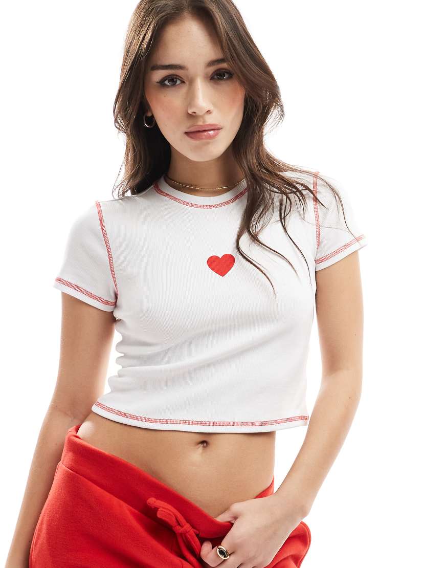 Pieces - Knapp geschnittenes, geripptes T-Shirt in Weiß mit Herzmotiv und Kontrastnähten von Pieces