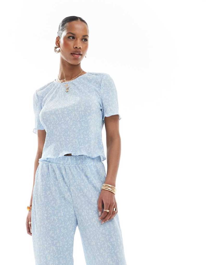 Pieces - Knapp geschnittenes T-Shirt in Blau mit engen Plissee-Falten und Blümchenmuster, Kombiteil von Pieces