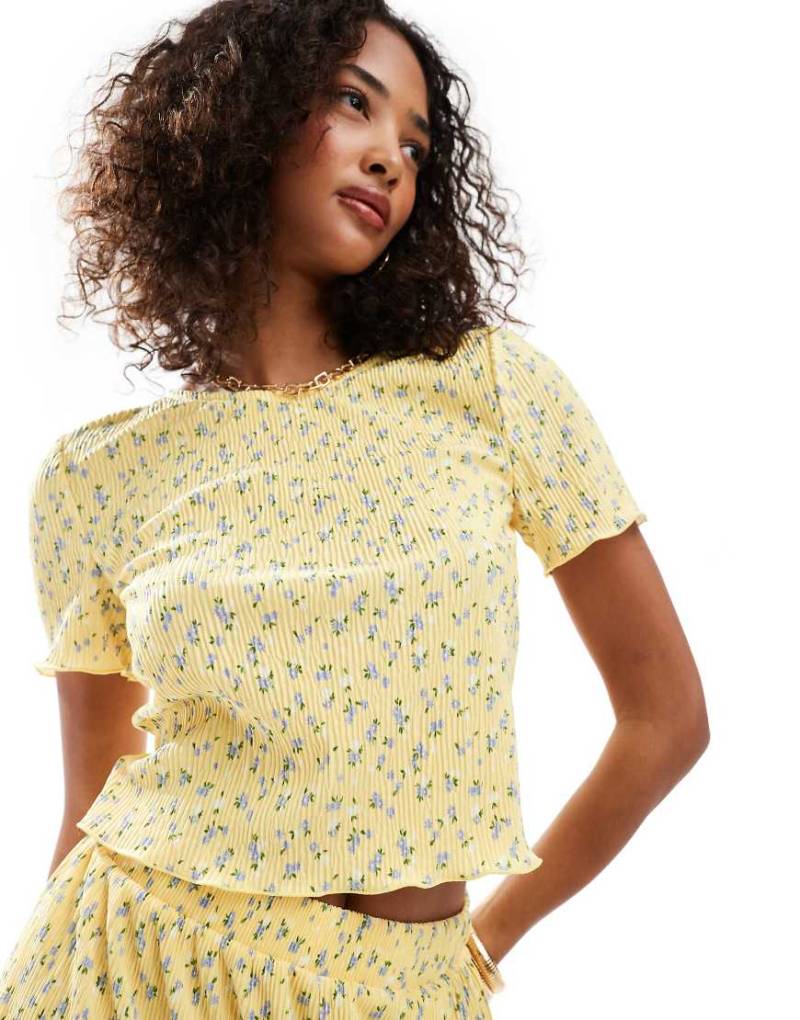 Pieces - Knapp geschnittenes T-Shirt in Gelb mit engen Plissee-Falten und Blümchenmuster, Kombiteil von Pieces