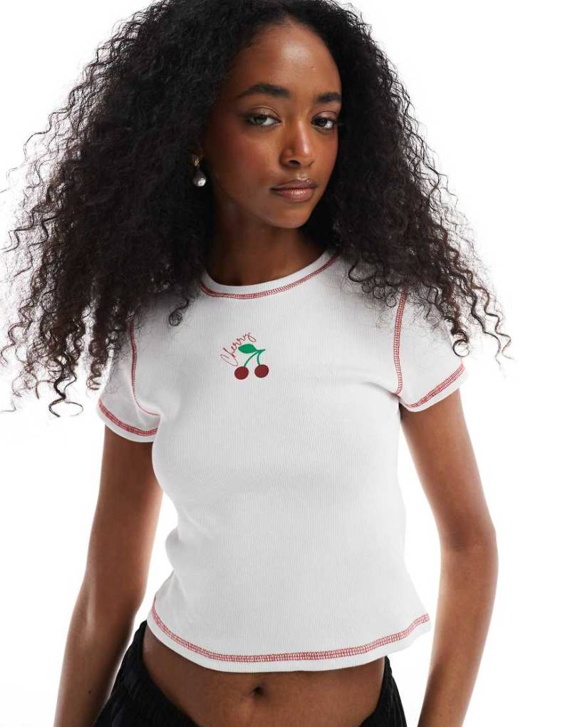 Pieces - Knapp geschnittenes T-Shirt in geripptem Weiß mit Kirsch-Motiv von Pieces