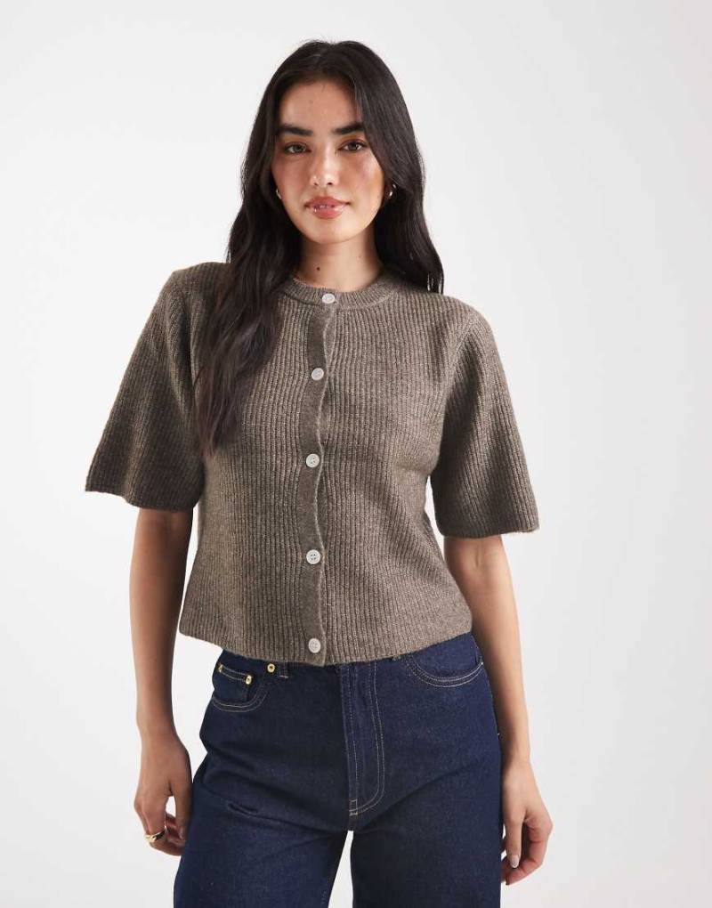 Pieces - Kurzärmlige, kastige Strickjacke in Morchelbraun von Pieces