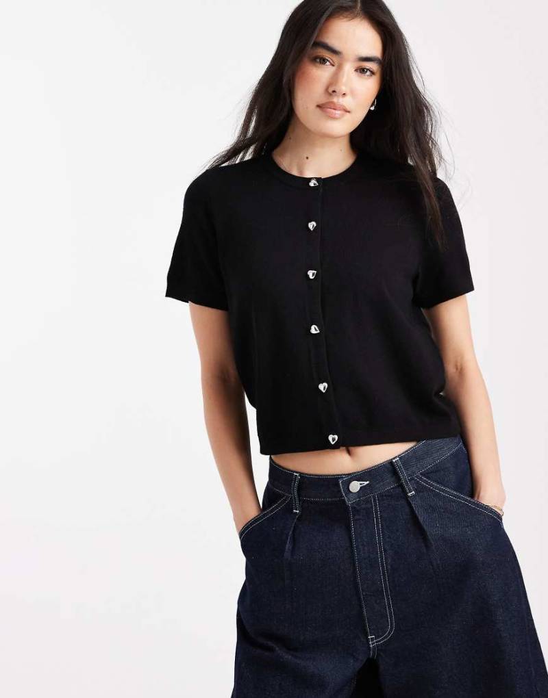 Pieces - Kurzärmlige Strickjacke in Schwarz mit Herzknöpfen von Pieces