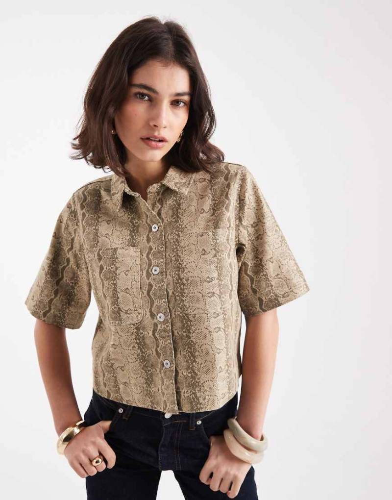 Pieces - Kurzärmliges Cropped Jeans-Oberteil mit Schlangenmuster-Bunt von Pieces