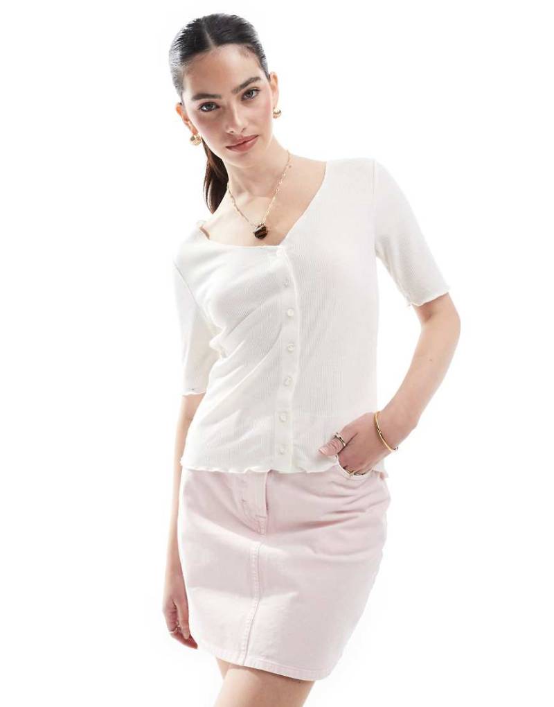 Pieces - Kurzärmliges Oberteil in Weiß mit Kräuselsaum und Knopfleiste von Pieces