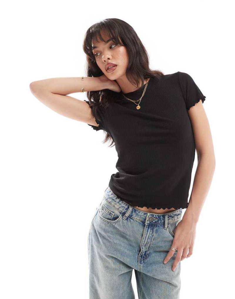 Pieces - Kurzärmliges T-Shirt in Schwarz mit Rollsaum von Pieces