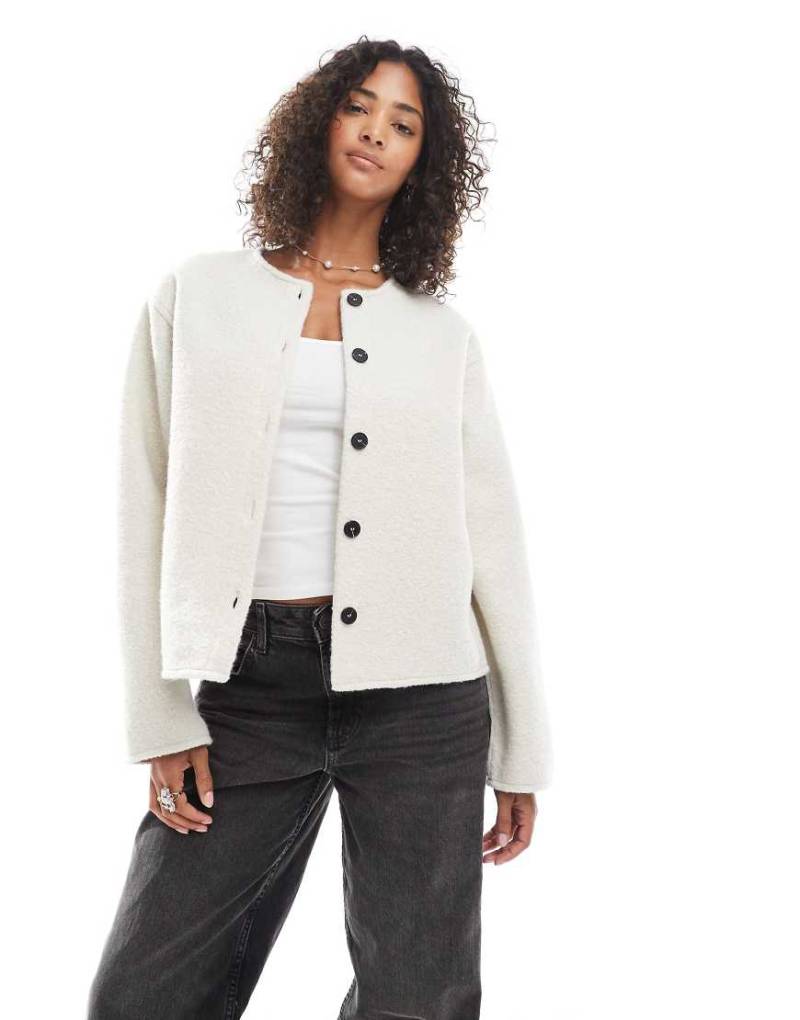 Pieces - Kurze Jacke aus Teddystoff in Cremeweiß von Pieces