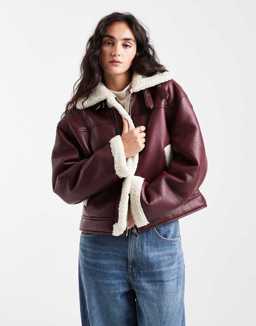 Pieces - Kurze Jacke in Burgunderrot aus Materialmix in Lederoptik mit Teddyfell von Pieces