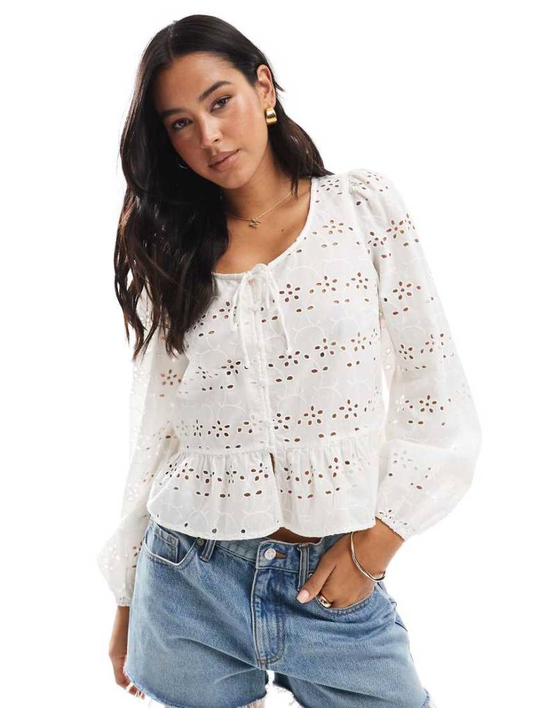 Pieces - Langärmlige Bluse in Weiß mit gebundener Vorderseite von Pieces