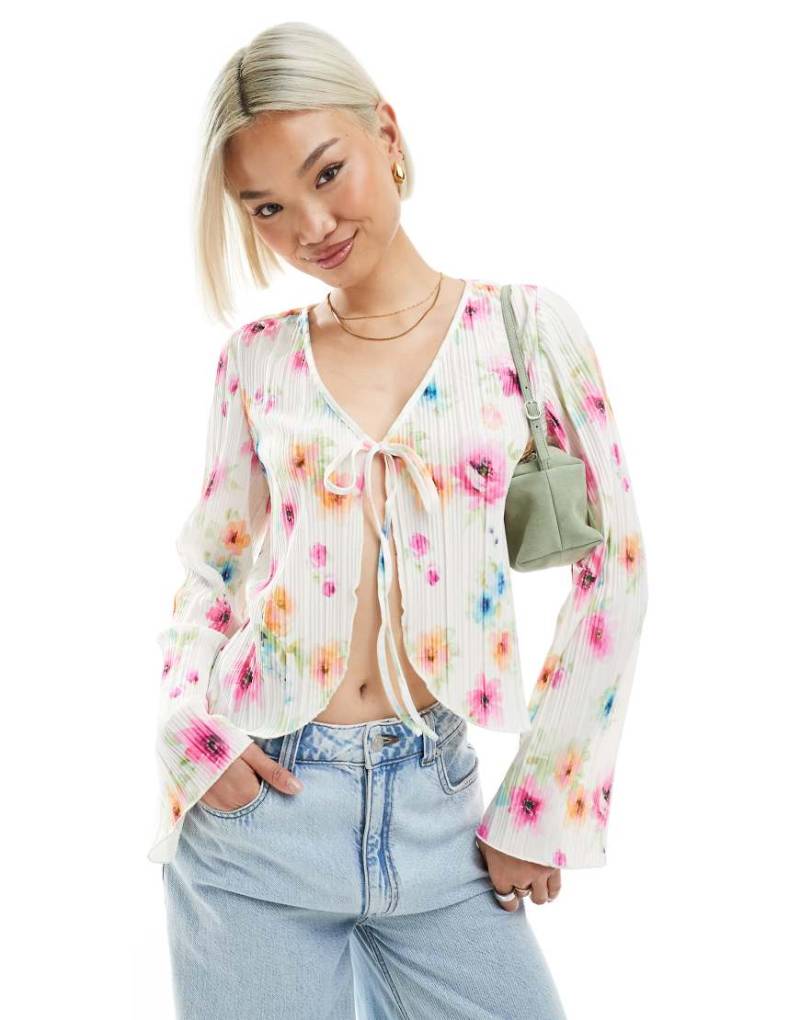 Pieces - Langärmliges plissiertes Oberteil in Weiß mit Bindedetail vorne und Blumenmuster von Pieces