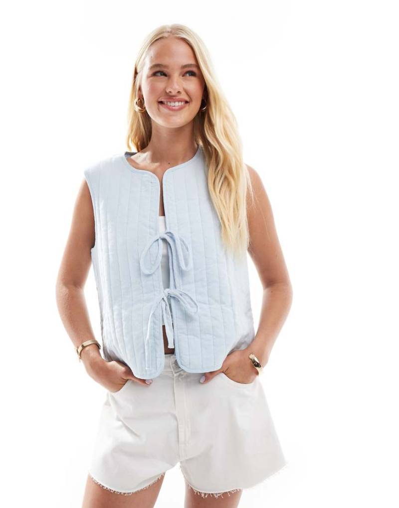 Pieces - Leichte gesteppte Sommerweste in Hellblau mit Bindebändern vorne von Pieces