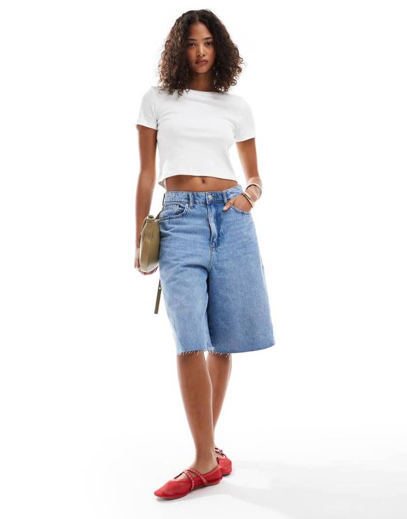 Pieces - Longline-Jeans-Jorts in hellblauer Waschung mit geradem Schnitt von Pieces