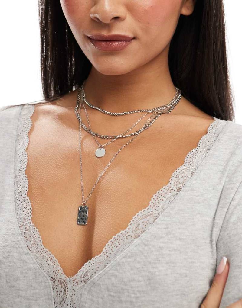 Pieces - Mehrreihige Halskette in Silber mit Anhängerdetail von Pieces