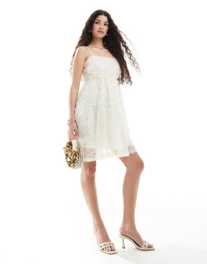 Pieces - Minikleid in Weiß mit 3D-Blumenapplikation von Pieces