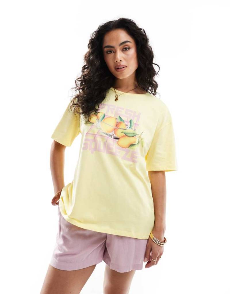 Pieces - Oversize-T-Shirt in Gelb mit „Fresh Squeeze"-Grafik von Pieces
