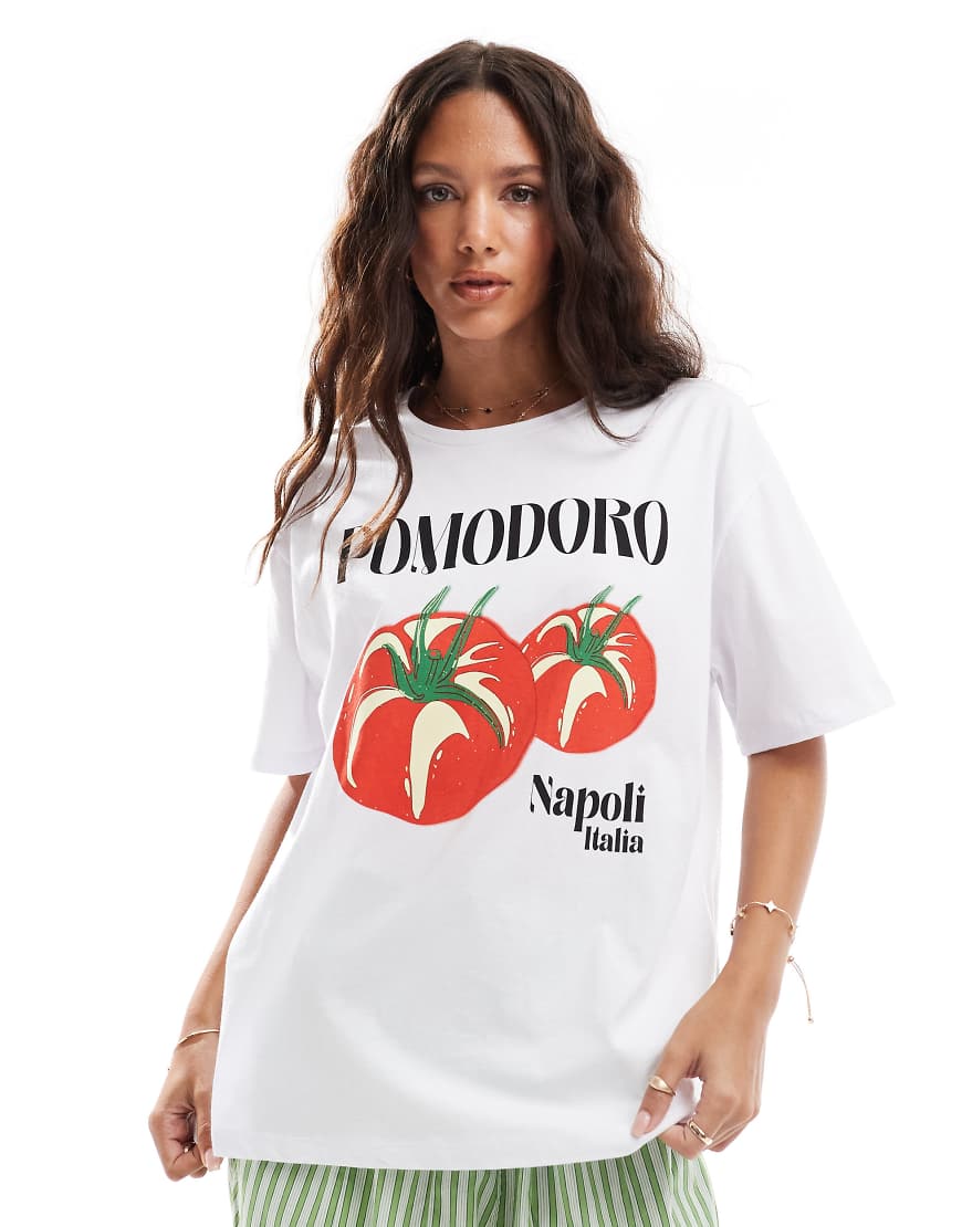 Pieces - Oversize-T-Shirt in Weiß mit „Pomodoro"-Grafikprint von Pieces