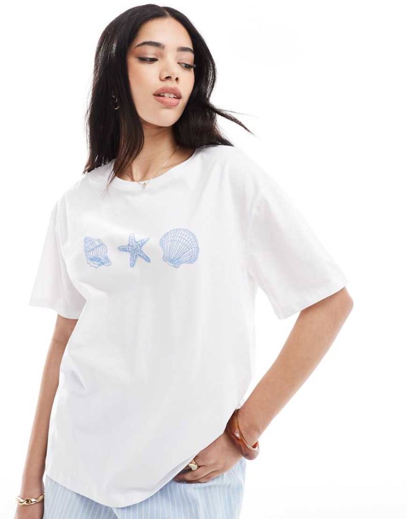 Pieces - Oversize-T-Shirt in Weiß mit 3-Muschel-Print von Pieces